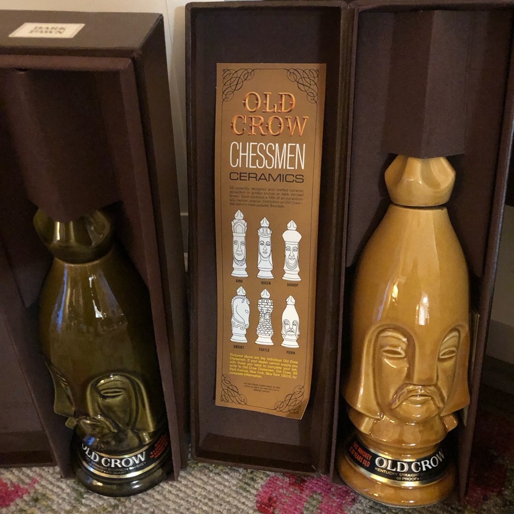 I’m sell a 32 piece Old Crow decanter set. All contents are empty.